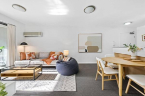 Home away from Home! 2Bed/1Bath/Car/Pool~2kms CBD